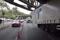 LKW blieb unter Bruecke haengen Koeln Ehrenfeld Innere Kanalstr Hornstr P057